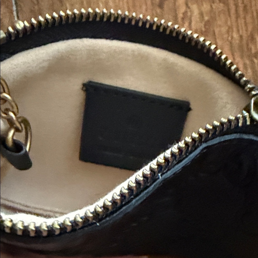 Gucci Black Embossed Leather Key Holder - Picture 3 of 7